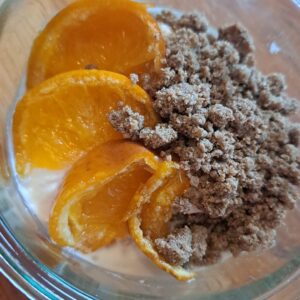 Mandarines confites (mais pas trop sucrées), crème et crumble sarrasin